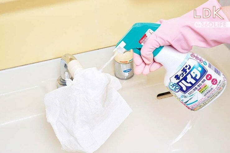  なかなか落ちない吐水口の汚れは泡ハイターにお任せ！ 水回りスッキリ掃除のコツは？【LDK大掃除】<br />