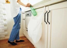 分別がラクになる！ゴミ袋フックおすすめ3選｜ジャマな分別ゴミ箱はこれで不要です