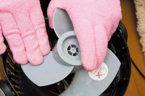 掃除ワザ3：サーキュレーターは「静電気防止ブラシ」の出番 イメージ4