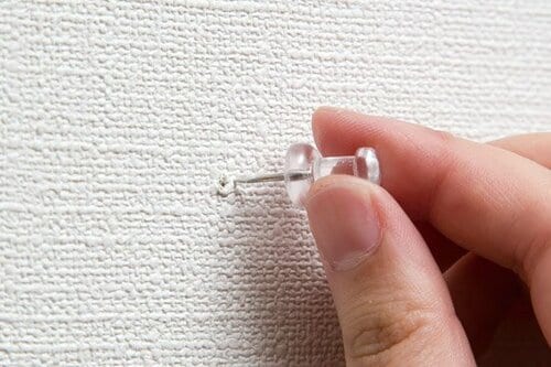 ①画びょう穴を埋めて目立たなくするパテ イメージ