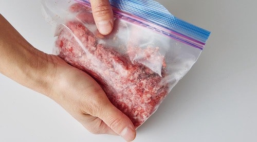 ひき肉は足が早いから 塩もみが必須なんです!