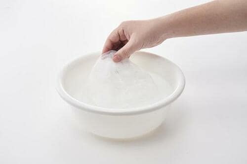 泡立て方1：ネットを水につける イメージ