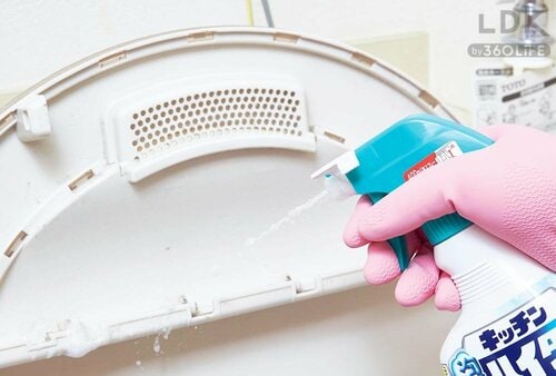 STEP1:フタの裏に泡ハイターを吹きつける 洗濯機ホースの掃除方法おすすめ イメージ