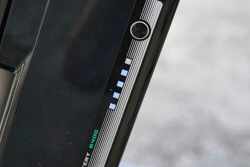 バッテリーは残量ランプ付きで、充電状況がわかりやすい 電動アシスト自転車おすすめ イメージ
