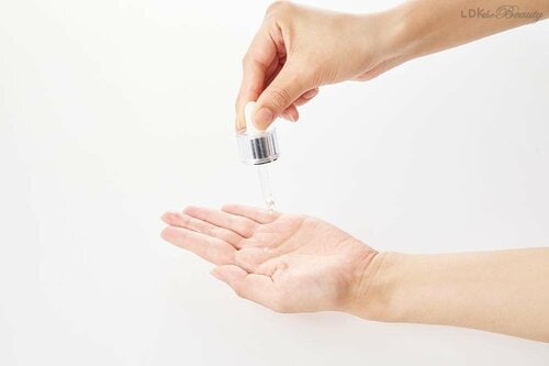 フタを開けて押すだけで手間なく塗れる 保湿美容液おすすめ イメージ2
