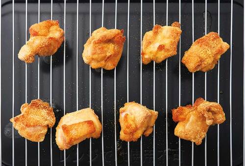 ［揚げる］から揚げ：外側はカリカリで中は肉感たっぷり オーブンレンジおすすめ イメージ