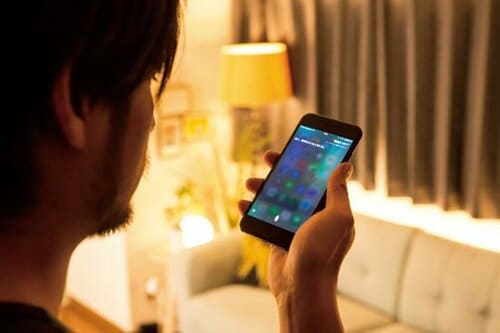 「灯りをつけて」と言うだけで 部屋じゅうの照明をオン イメージ