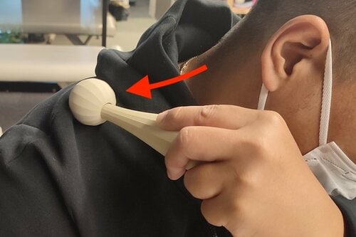 肩〜首は、軽く押し当てながら内→外に流す イメージ
