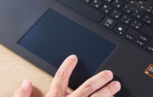 【使い勝手】小さめながらテンキー付きでタッチパッドも操作しやすい イメージ3