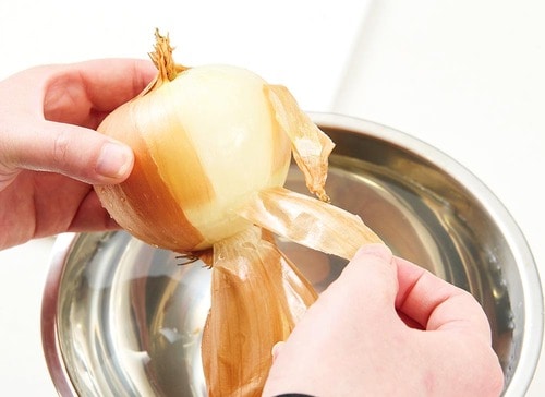 解凍術:1分水につけてから薄皮をむく 野菜の冷凍保存方法おすすめ イメージ2