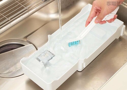 【トレイ】細部についた汚れはブラシでしっかり落とす(月1～2回) 加湿器おすすめ イメージ