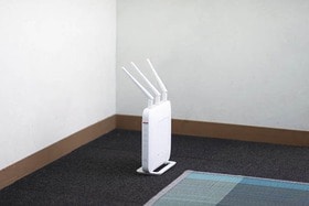 【教えてメーカーさん】Wi-Fiのアンテナって結局あった方が速いの？