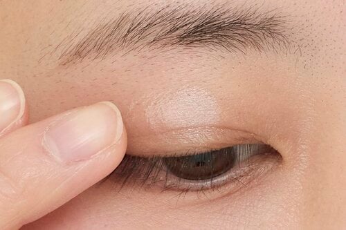 塗るのは少量にとどめるのがベター アイシャドウベースおすすめ イメージ