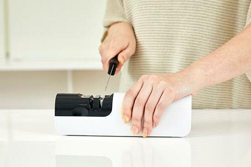 電動なのにコンパクト!下村工業「電動包丁研ぎ器 トギパワー」 イメージ