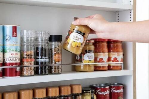 ポイント3：ちょうどいい柵と安心の背板付き イメージ