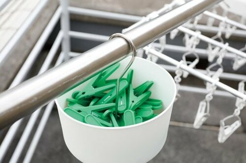 洗濯バサミはカゴで竿にかけて必要なときにサッと取れます イメージ