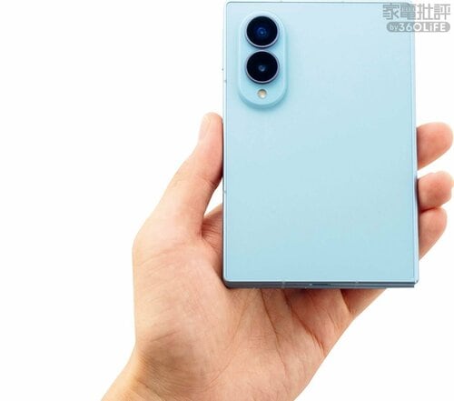＜サイズ＞たたむと横広で胸ポケットにも入るFold8 折りたたみスマホおすすめ イメージ