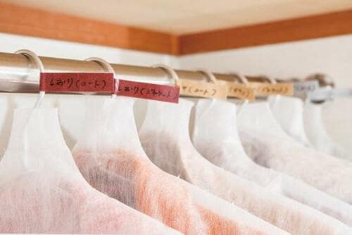 大切な衣類は無印のカバー&テープでラベリング イメージ