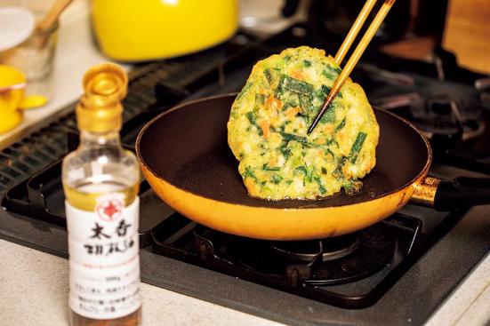 ダシが効いた生地が美味!業務スーパー「野菜たっぷりチヂミ」