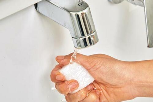 水分タップリで威力発揮！メラミンスポンジの正しい使い方 イメージ