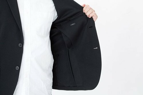 羽織るだけでこなれ感アップブレザー感覚のユニクロ