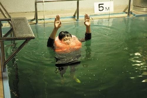 サイドのひもが締めづらい 着用には2人必要です イメージ2