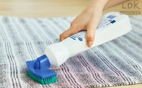 ラグやソファのシミは強力洗剤で浮かせて落とす イメージ