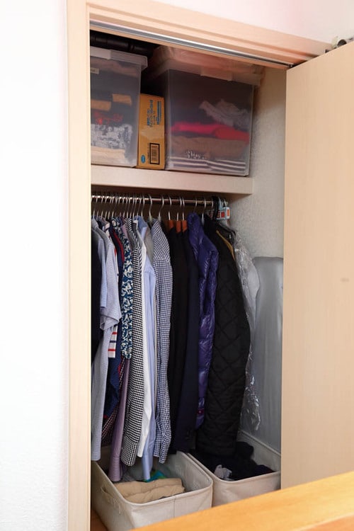 ナチュラルな色味の家具と間接照明で心身ともにほっとできる空間を イメージ