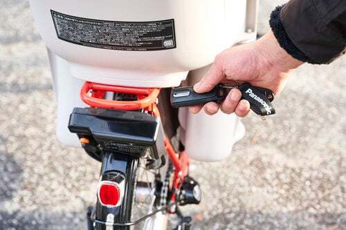 鍵を持っているだけで解錠できるのが便利 電動アシスト自転車おすすめ イメージ