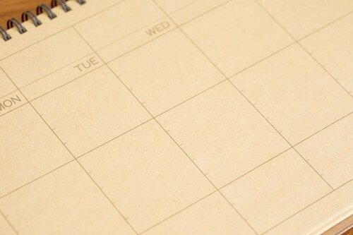 家族全員の予定を書き込める大きめの卓上カレンダー
