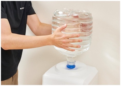 ボトルの交換は力が要ります ウォーターサーバーおすすめ イメージ