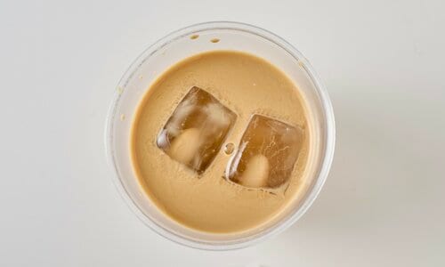 牛乳で割るとエスプレッソらしい濃い色合いに コーヒーポーションおすすめ イメージ