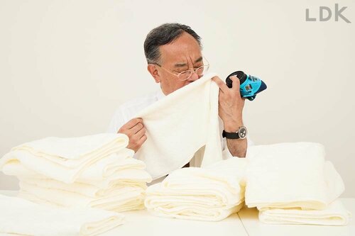 臭気判定士/におい・かおり環境アドバイザーの石川英一が柔軟剤の臭いテストをしている様子