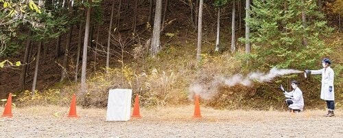 ③噴射距離・範囲：離れていても狙って噴射できるのかどうか クマ撃退スプレーおすすめ イメージ