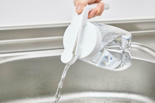 プッシュしながら注ぐタイプ 横置きできる冷水筒おすすめ イメージ