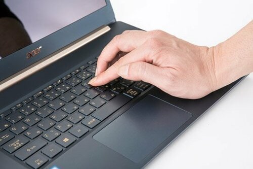 フォトジェニックなディスプレイで軽さと性能を両立したモバイルPC イメージ4