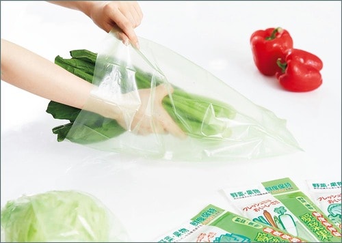 関西紙工 愛菜果に野菜を入れている様子の画像