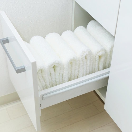 ポイント:下段には洗面台用タオルの定位置に 洗面所の収納アイデアおすすめ イメージ