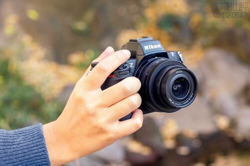 グリップ：大柄なレンズを取り付けても撮影しやすい！ 家電批評ベストバイオブザイヤーおすすめ イメージ