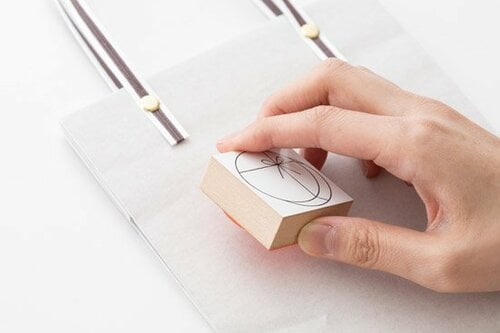 地味な紙袋にスタンプしてプレゼント感をプラス!