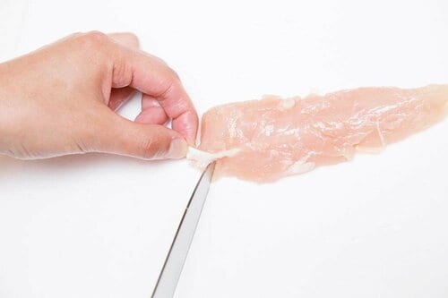 ささみの筋に沿うように包丁で切り込みを入れるとはがれやすい イメージ
