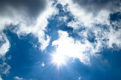 雲間から見える太陽と青空