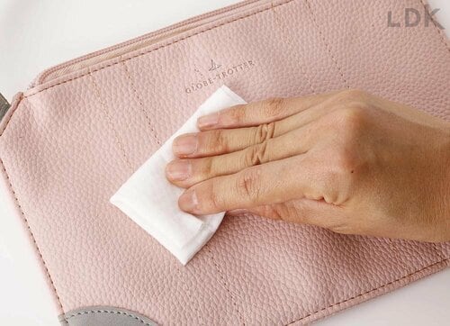 1：レザー用クリーナーシートで拭く メイクポーチ汚れの掃除方法おすすめ イメージ