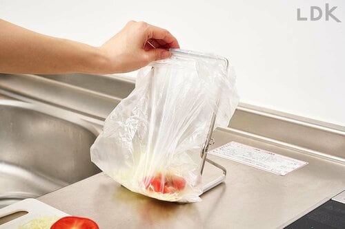 片手で口をパッと閉じられて便利! ポリ袋ホルダーおすすめ イメージ