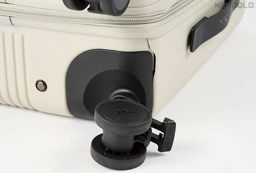 カドの部分にわずかなヒビ割れが! 機内持ち込みできる安いスーツケースおすすめ イメージ