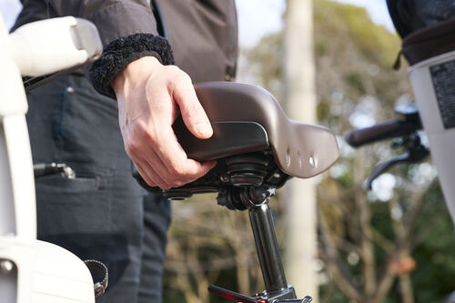 スタンドを踏むときにサドルを持ちやすい 電動アシスト自転車おすすめ イメージ