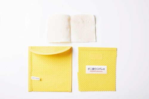 誘引剤でおびきよせ、誘引剤に含まれるセラミックがダニの体に付着しカラカラに乾燥 ダニ取りシートおすすめ イメージ