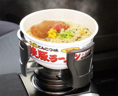 4:車内でカップ麺を食べるにはコレが欠かせません