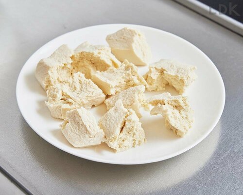 1：水切りした豆腐を手で一口大に切る 木綿豆腐の冷凍保存術おすすめ イメージ