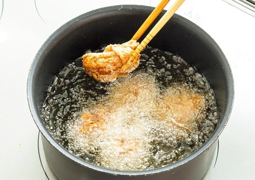 2：付属の粉をまぶして揚げる カルディおすすめ イメージ